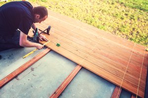 renovatie terras na uitbreken oude ondergrond met graafmachine op bouw met Colors & wood